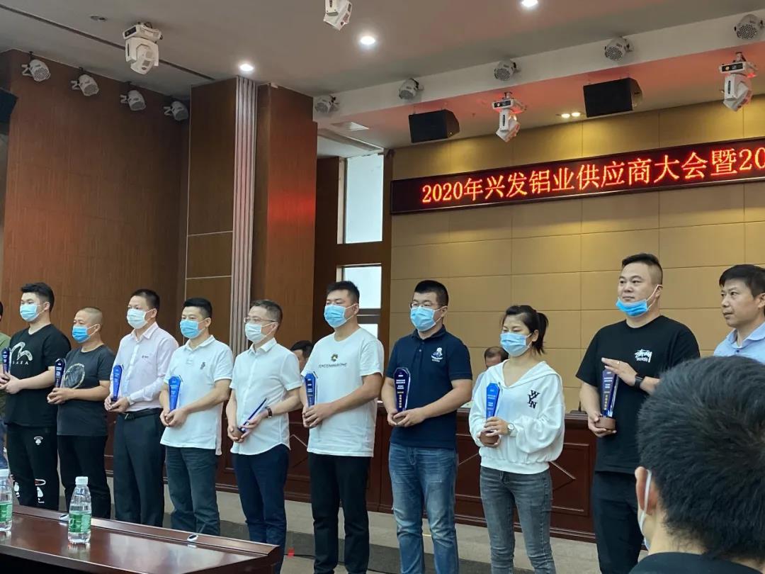 匠心專注涂裝人 | 澤亨連續(xù)四年榮獲興發(fā)鋁業(yè)“優(yōu)秀供應商”稱號